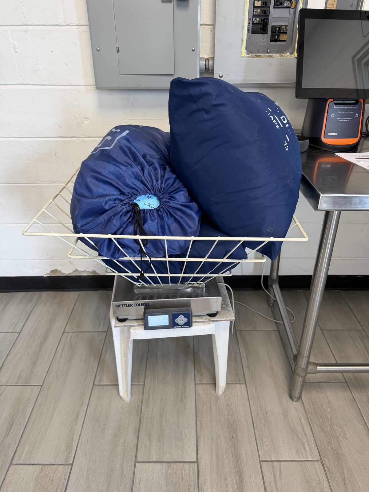 Customer bags on the scale: 35.95 lb